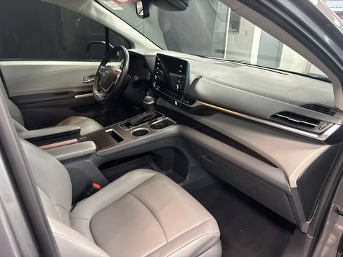 Used 2021 Toyota Sienna XLE FWD image 11