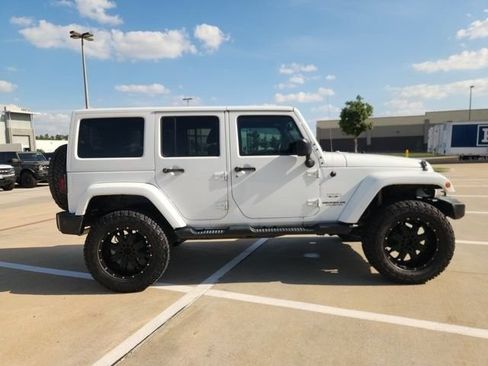 Used 2016 Jeep Wrangler Unlimited Sahara w/ Connectivity Group AWD/4WD image 4