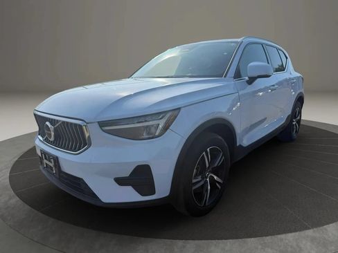 Used 2024 Volvo XC40 B5 Core AWD/4WD image 1