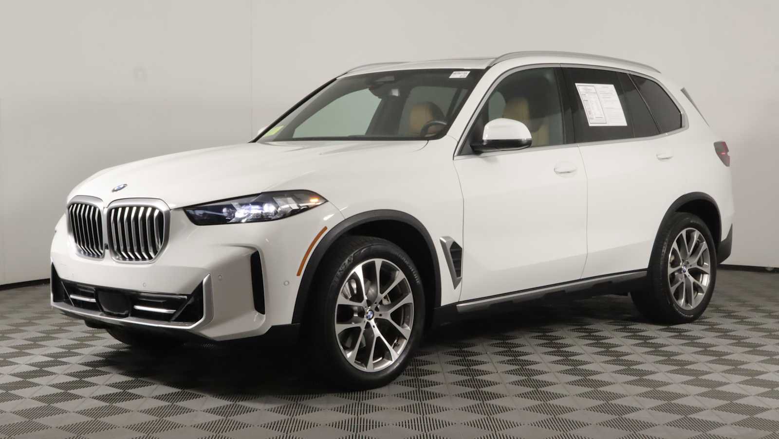 Used 2024 BMW X5 xDrive40i AWD/4WD image 3