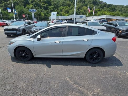 Used 2017 Chevrolet Cruze LT w/ Convenience Package FWD image 4