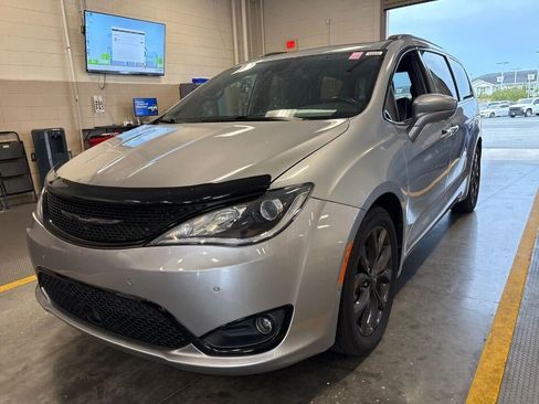 Used 2019 Chrysler Pacifica Limited w/ Advanced Safetytec Group FWD image 2