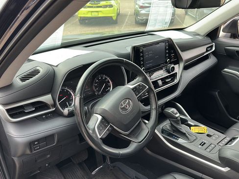 Used 2022 Toyota Highlander XLE image 30
