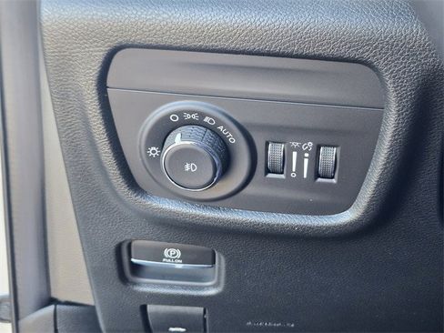 New 2025 Jeep Grand Cherokee Limited w/ Black Appearance Package image 17