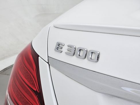 Used 2017 Mercedes-Benz E 300 4MATIC image 18
