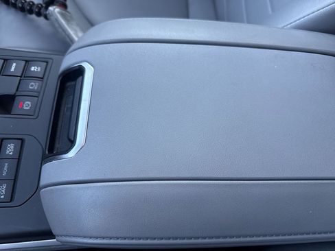 Used 2023 Toyota Highlander XLE AWD/4WD image 40
