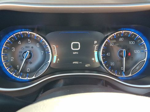 Used 2023 Chrysler Pacifica Touring-L FWD image 22