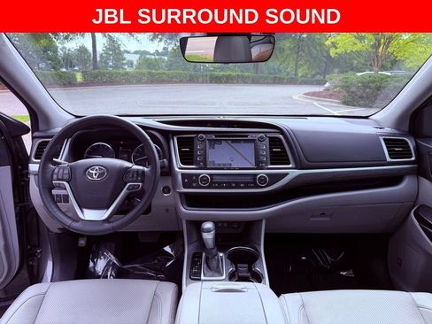 Used 2018 Toyota Highlander Limited Platinum FWD image 11