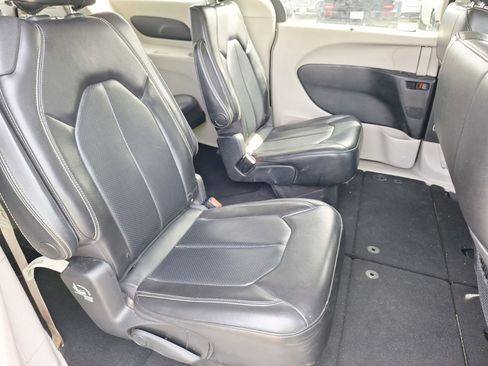Used 2020 Chrysler Voyager Lxi image 30