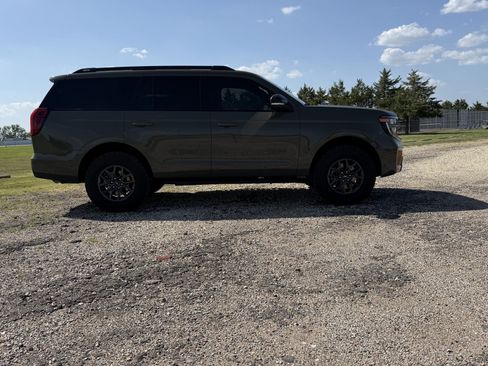 Used 2025 Ford Expedition Tremor AWD/4WD image 2