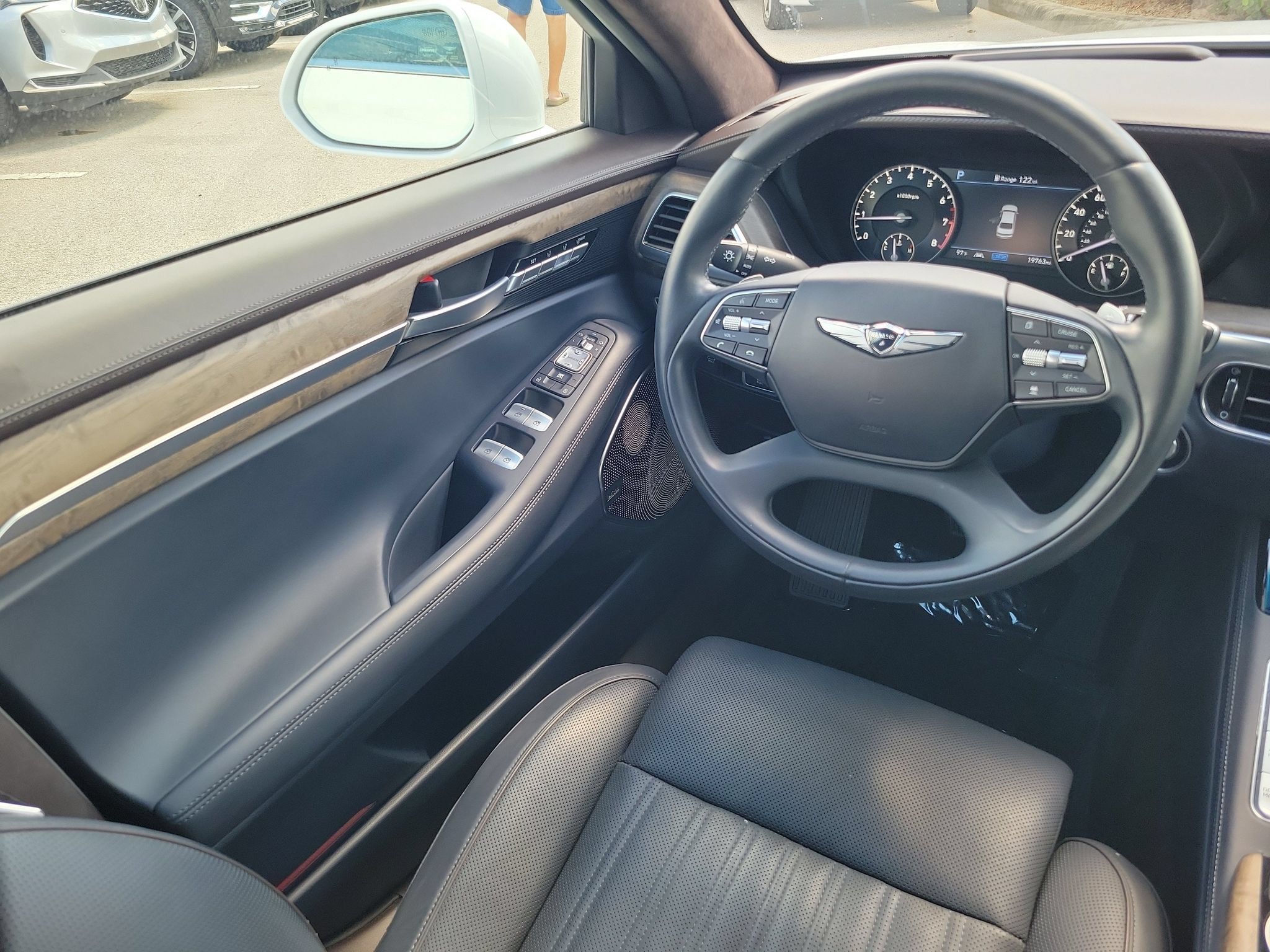 Used 2020 Genesis G90 3.3T Premium RWD image 16