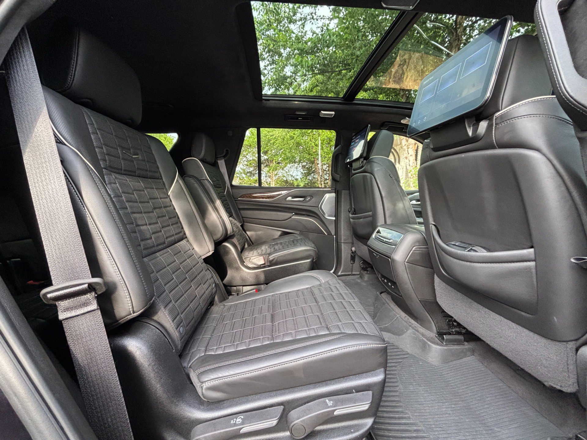 Used 2024 Cadillac Escalade Premium Luxury Platinum AWD/4WD image 31