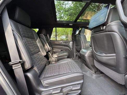 Used 2024 Cadillac Escalade Premium Luxury Platinum AWD/4WD image 31