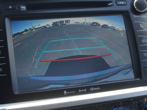 Used 2018 Toyota Highlander SE FWD image 8