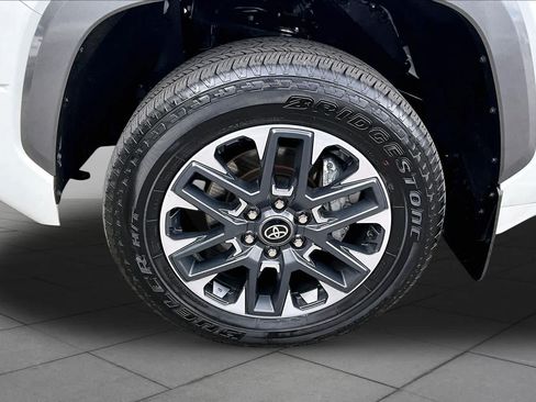 Used 2025 Toyota Tundra Limited AWD/4WD image 11