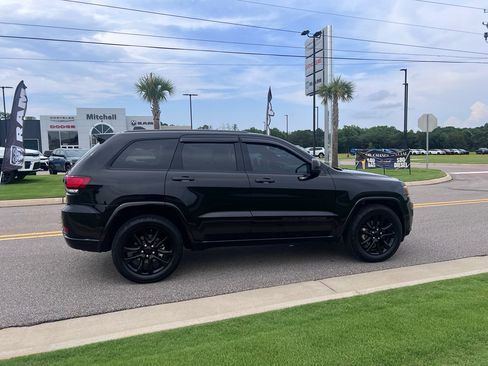 Used 2021 Jeep Grand Cherokee Laredo X RWD image 2