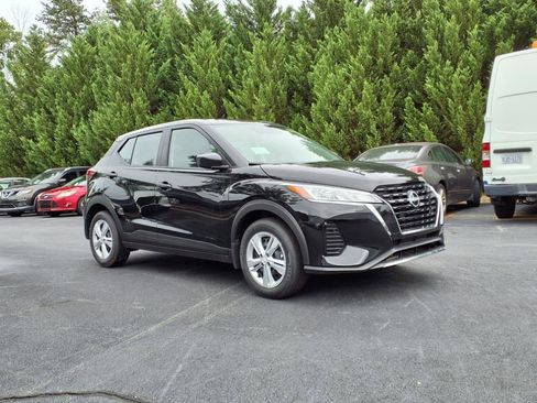 New 2025 Nissan Kicks Play S image 1