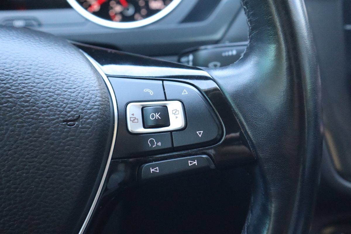 Used 2018 Volkswagen Tiguan SE w/ Panoramic Sunroof Package AWD/4WD image 16