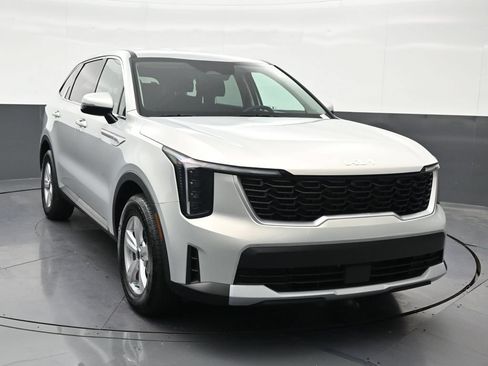 Used 2026 Kia Sorento LX FWD image 8