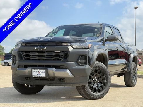 Used 2025 Chevrolet Colorado Trail Boss AWD/4WD image 2