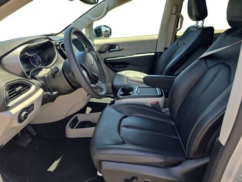 Used 2024 Chrysler Pacifica Touring-L FWD image 11