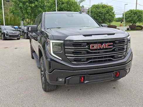 Used 2023 GMC Sierra 1500 AT4 w/ Technology Package AWD/4WD image 3