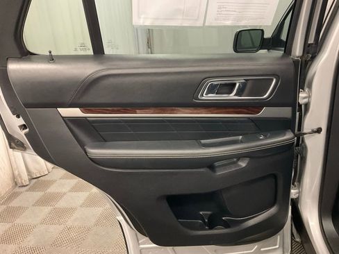 Used 2018 Ford Explorer Platinum image 29