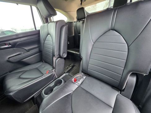 Used 2022 Toyota Highlander XLE AWD/4WD image 15