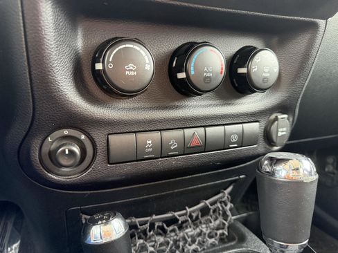 Used 2016 Jeep Wrangler Sahara w/ Connectivity Group AWD/4WD image 15