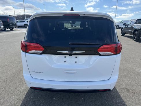 Used 2026 Chrysler Voyager LX image 4