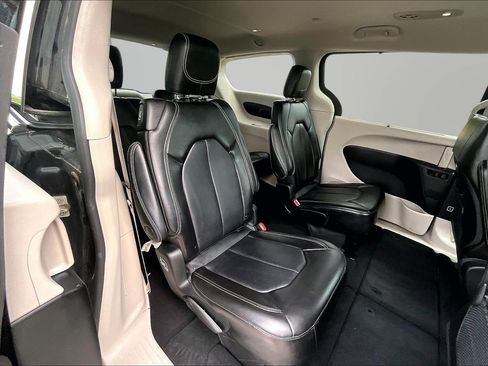 Used 2024 Chrysler Pacifica Touring-L FWD image 17