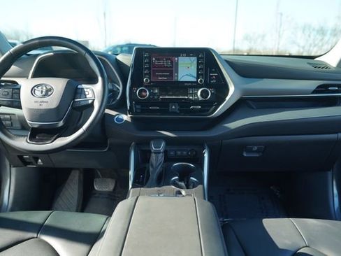 Used 2021 Toyota Highlander XLE image 28