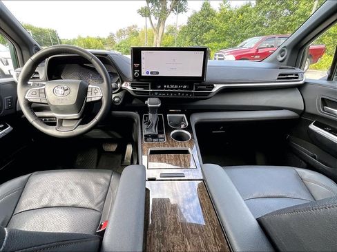 Used 2025 Toyota Sienna Platinum AWD/4WD image 21