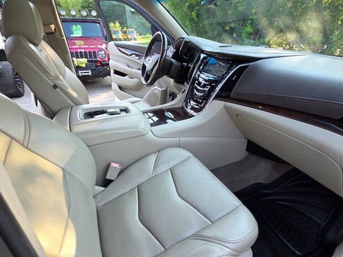 Used 2017 Cadillac Escalade Luxury AWD/4WD image 57
