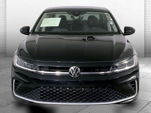 Used 2025 Volkswagen Jetta SE FWD image 2