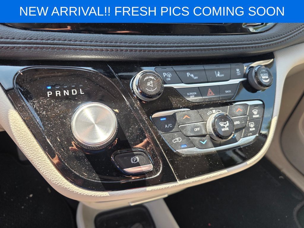 Used 2017 Chrysler Pacifica Limited FWD image 10