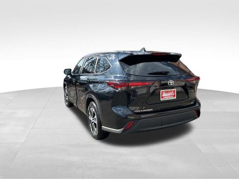 Used 2024 Toyota Highlander XLE image 3