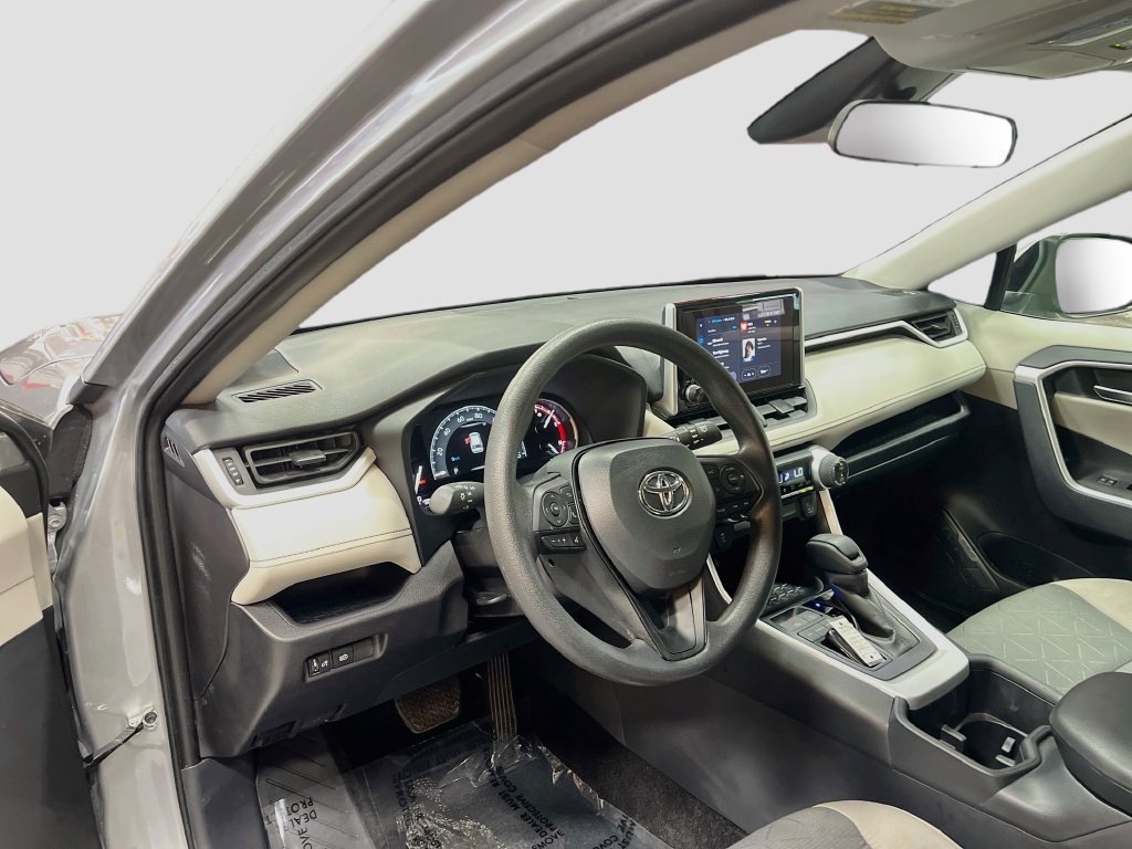 Used 2025 Toyota RAV4 XLE FWD image 9