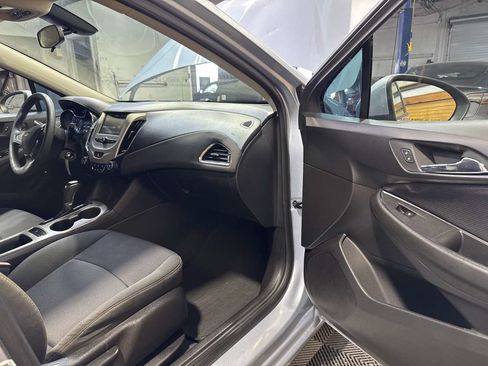 Used 2017 Chevrolet Cruze LS FWD image 27