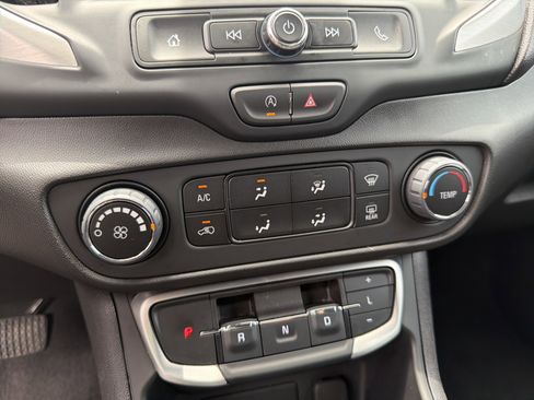 Used 2024 GMC Terrain SLE FWD image 8