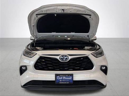 Used 2021 Toyota Highlander LE AWD/4WD image 4