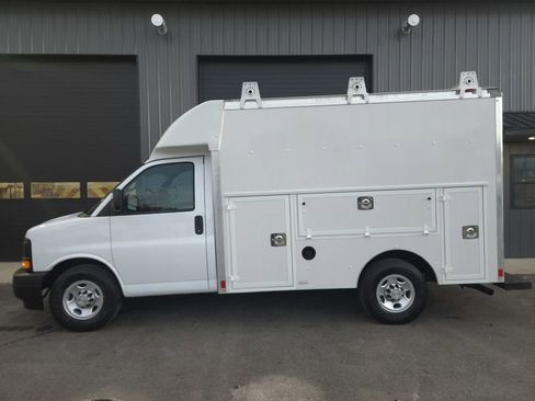 Used 2017 Chevrolet Express 3500 image 1