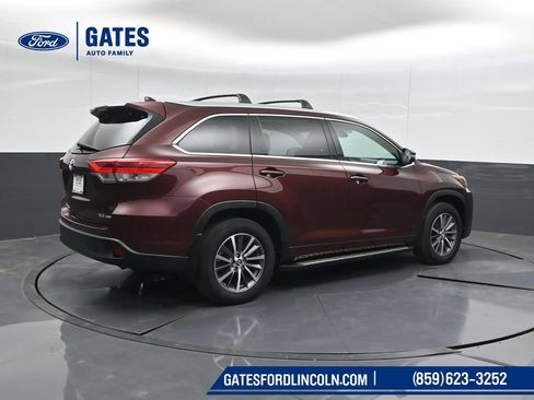 Used 2017 Toyota Highlander XLE AWD/4WD image 2