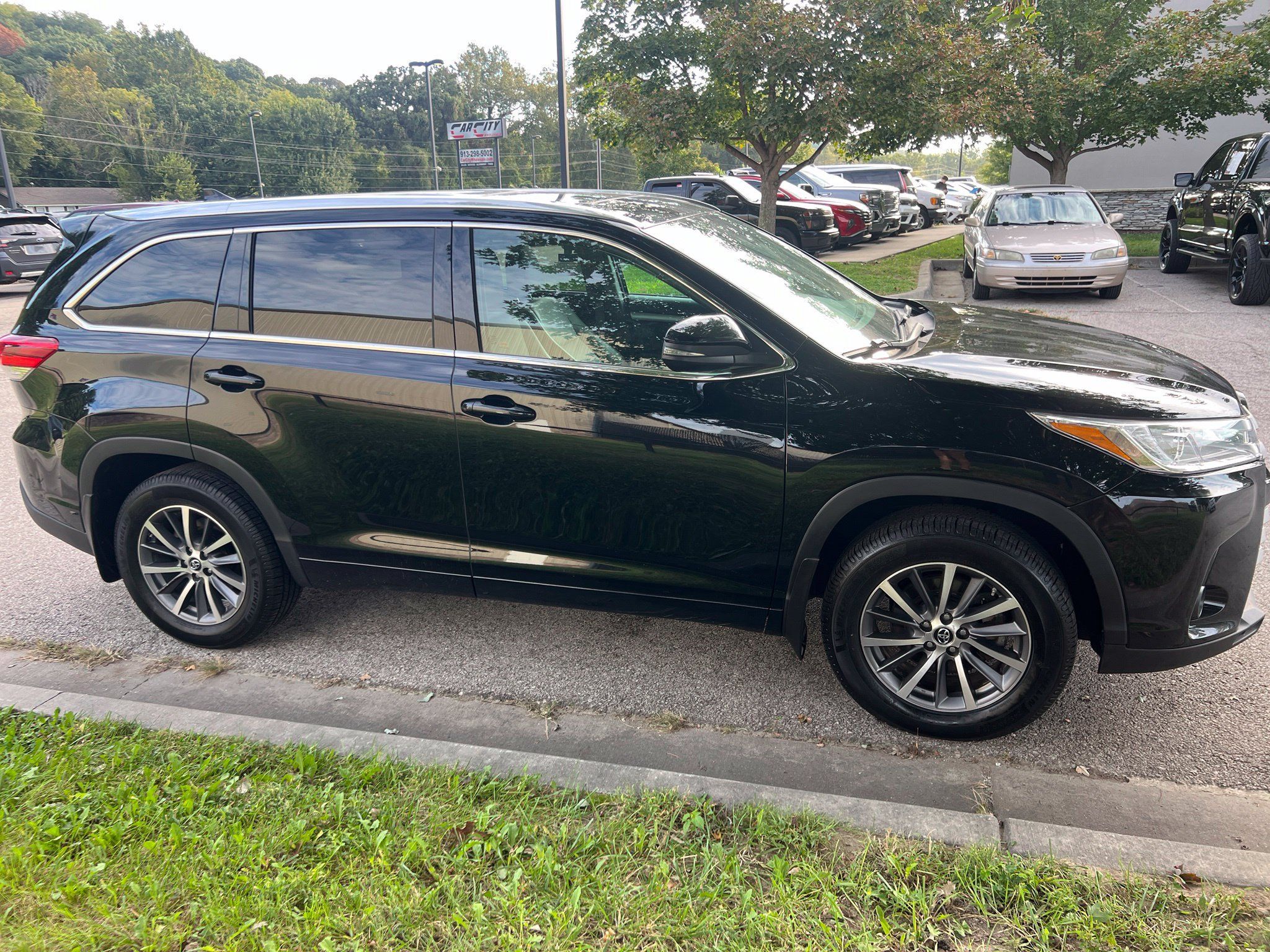 Used 2018 Toyota Highlander XLE AWD/4WD image 4