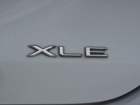 Used 2019 Toyota Avalon XLE image 18