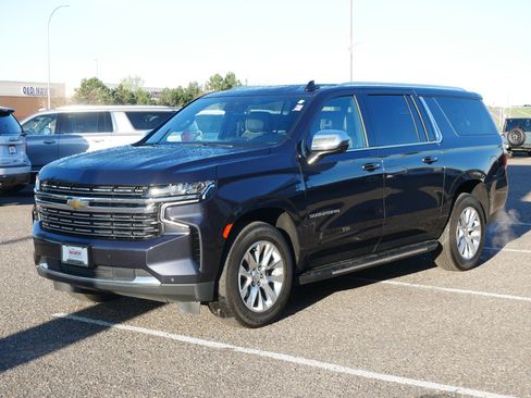 Used 2023 Chevrolet Suburban Premier AWD/4WD image 5