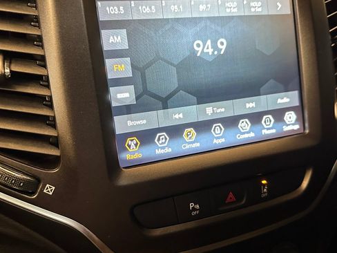 Used 2022 Jeep Cherokee Trailhawk AWD/4WD image 13