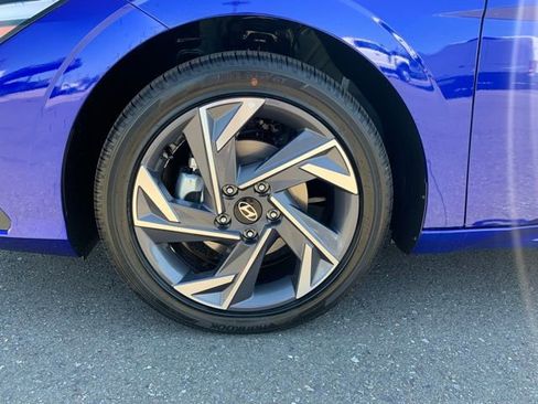 New 2025 Hyundai Elantra SEL image 9