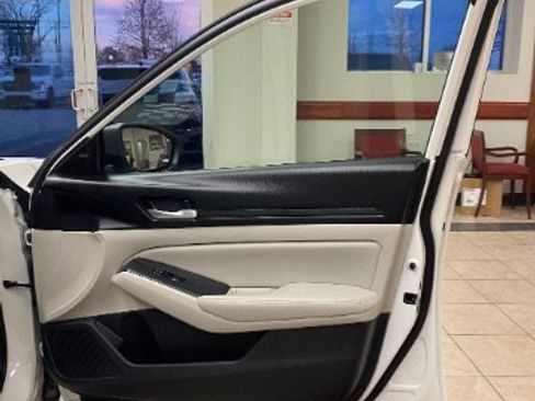 Used 2024 Nissan Altima 2.5 SV image 15