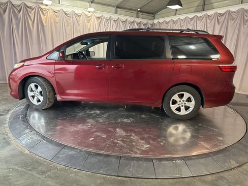 Used 2017 Toyota Sienna LE image 8